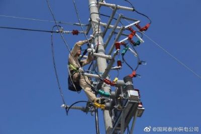 在泰州婦幼保健所工程現場安裝500KVA變壓器1臺及附屬設備