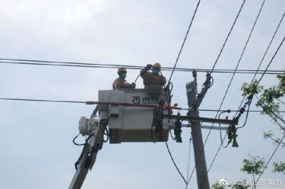 在10千伏丁長園區1號線進行帶電接火作業