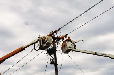 工對10千伏邊北線3號桿開展帶電作業