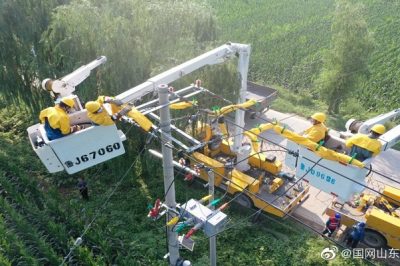 在10千伏無鹽線新城支線55號桿安裝分段開關作業現場開展帶電作業