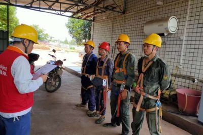 迎著烈日對10千伏螺農線P001桿開展消缺檢修工作