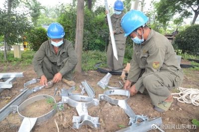 在店子集街道10千伏屋樓線11號桿上安裝柱上分界開關