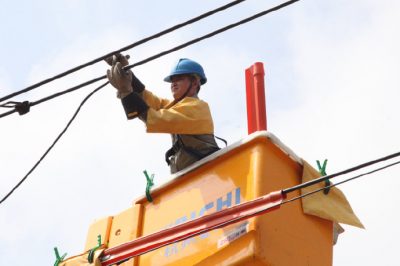 帶電作業班對安陸南城10千伏金溝線，城區碧霞一、二回線路開展帶電接火