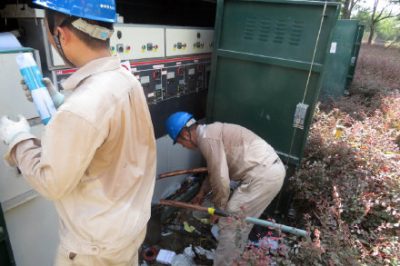 敷設(shè)桃園里10千伏接入工程配電房高低壓柜等進線電纜及其它附屬設(shè)備