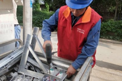 在楊家莊村“煤改電”施工現(xiàn)場進行低壓線路設(shè)備補強