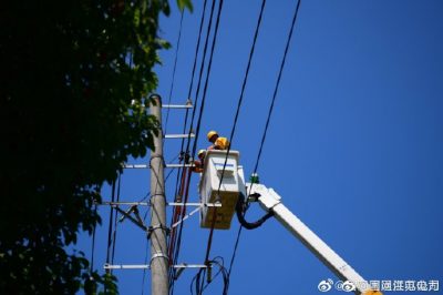 在開發區10千伏林港線開展帶電作業，為客戶帶電搭接