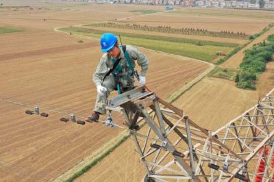 主網“修補匠”，為線路設備披上“防塵衣”