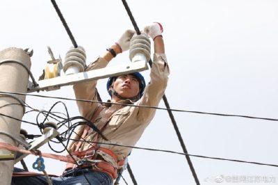 對伊山鎮張灣村10千伏張楊線開展農網升級改造