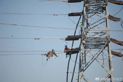 國網棲霞市供電公司輸電運檢班員工對110千伏豐松Ⅱ線實施檢修消缺