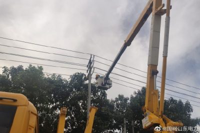 10千伏大泊線海盟雙回32號(hào)桿開(kāi)展帶電消缺作業(yè)