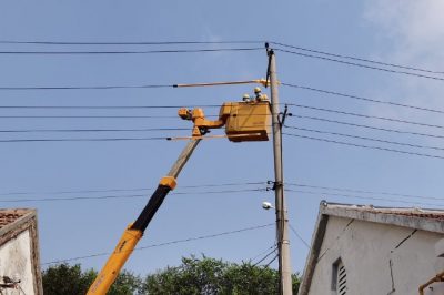 對(duì)10千伏北楊線晉家分支更換歪斜瓷瓶