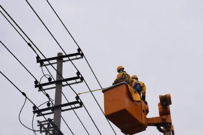 在10千伏泰薛線、造紙線雙回線路開展帶電作業