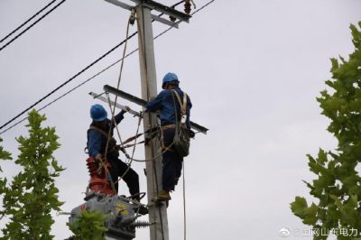 10千伏合埠線67號桿處為轄區線路安裝智能化用戶分界開關