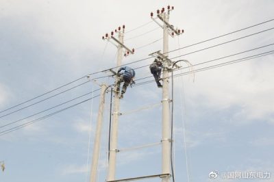 國網莒縣供電公司施工人員在洛河鎮安嶺村安裝該村2號臺區