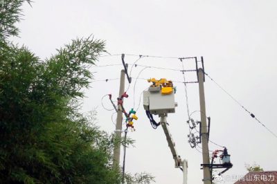 在順河南線污水處理廠分支35號桿處開展帶電業擴接火