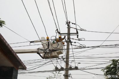 劉莊王樓支線6號桿進行帶電接引工作