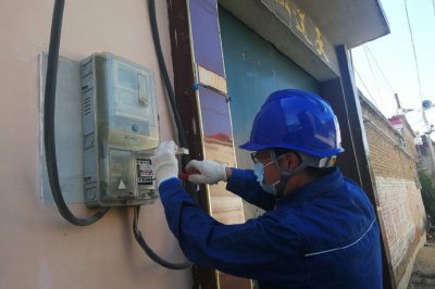 國網任丘市供電公司員工在出岸鎮對居民電表進行巡視檢查