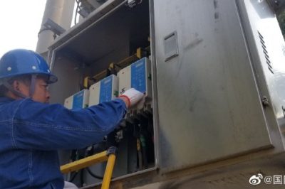 對漳頭村商戶集中區域低壓線路、臺區配變等進行排查消缺