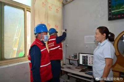 在寧晉縣北河莊鎮初級中學教師高曉家中檢修用電設備