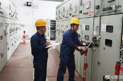 變電運維員工對清涼店進行開關轉檢修工作