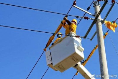 在饒圣線、里張線2條10千伏線路，完成4組老舊絕緣子更換工作