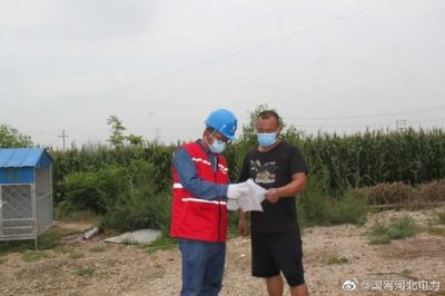 來到辛集鎮辛集村宣傳用電安全知識