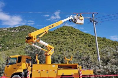 在10千伏墳莊515線路全山莊分支016號桿處帶電接引