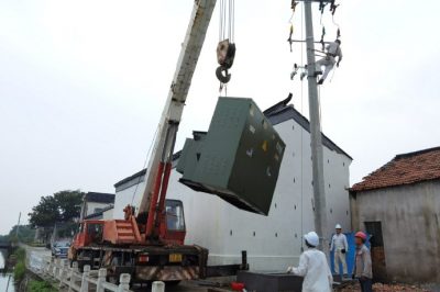 來到張橋衛家塘村裝表接電