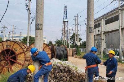 高新供電分公司對新進人員進行上桿培訓