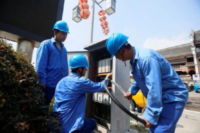 在開船儀式的舉辦點進行配電箱的安裝調試