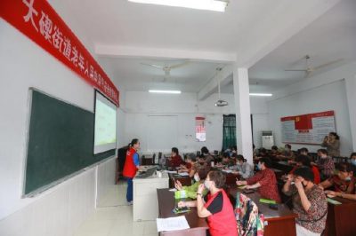 為老人開設冬季用電安全課