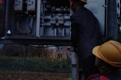 在10千伏大梅線雙宅#4變、梅樹周堂院臺區進行用電安全檢查