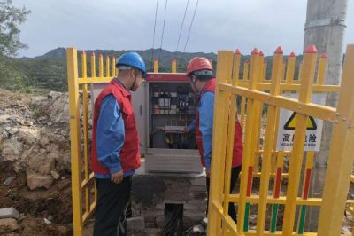 旅游景區(qū)竇王嶺對(duì)內(nèi)部設(shè)備、供電線路、配電室進(jìn)行仔細(xì)檢查