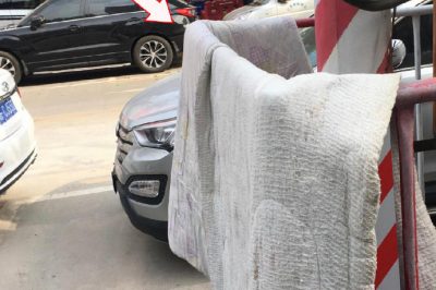 變壓器圍欄曬被？小心觸電！