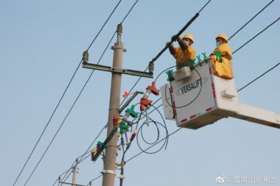 開展10千伏王珂II線小章支線帶負(fù)荷加裝柱上開關(guān)作業(yè)