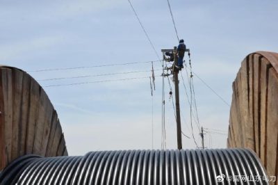 施工人員對侯家鎮南廒村進行農網升級改造