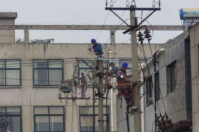 對宋莊村進行農網改造，更換老舊絕緣導線2800米