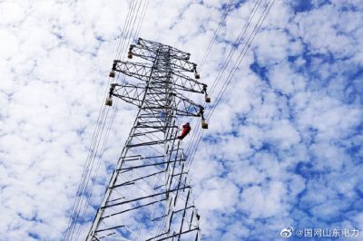 在110千伏上林送出工程D18、D19號(hào)段進(jìn)行附件安裝