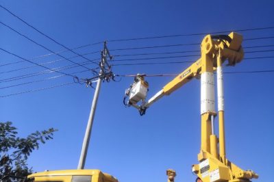 在10千伏白農(nóng)線029號(hào)桿開展帶電斷引線作業(yè)