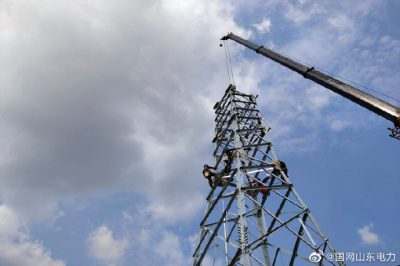 開展上林110千伏線路工程A2號、A6號、B7號鐵塔組立