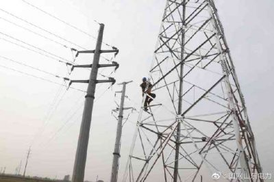 在35千伏觀城輸變電線路新建工程現場進行鐵塔組立工作