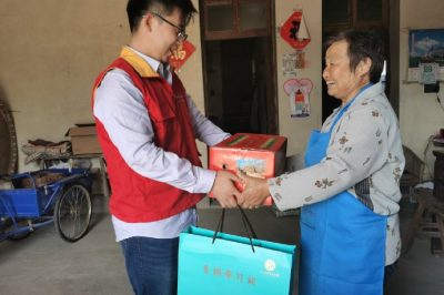 開展走訪慰問轄區困難戶和孤寡老人活動