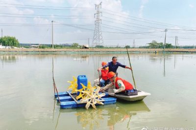 為蟹農(nóng)趙林弟夫婦的蟹塘開展“拉網(wǎng)式”隱患排查