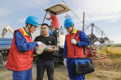 秋收保供電 服務(wù)到田間