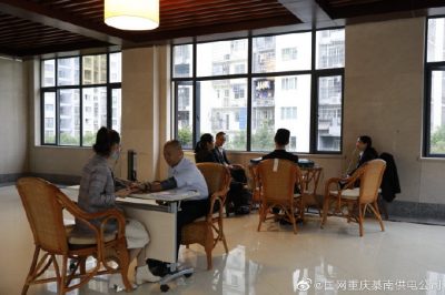 國(guó)網(wǎng)重慶綦南供電公司為公司職工開展健康咨詢活動(dòng)。 ????