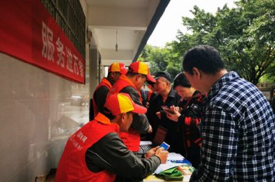 在綦江區(qū)古南街道綦齒社區(qū)為居民指導(dǎo)“網(wǎng)上國(guó)網(wǎng)”APP使用方法