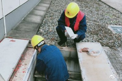 在頂光坡變電站開展防小動物排查工作