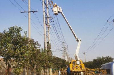 在10千伏6淮海六線85號(hào)桿，帶電安裝線路狀態(tài)指示儀