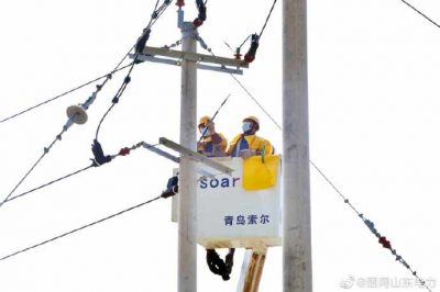 10千伏寧上線8號桿處進行帶電接引線工作