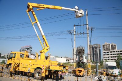 為王莊寨新增的3臺變壓器進行帶電接火作業
